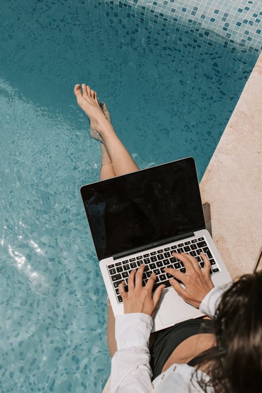 Digital nomads : quitter la Suisse mais y garder une adresse, la solution idéale